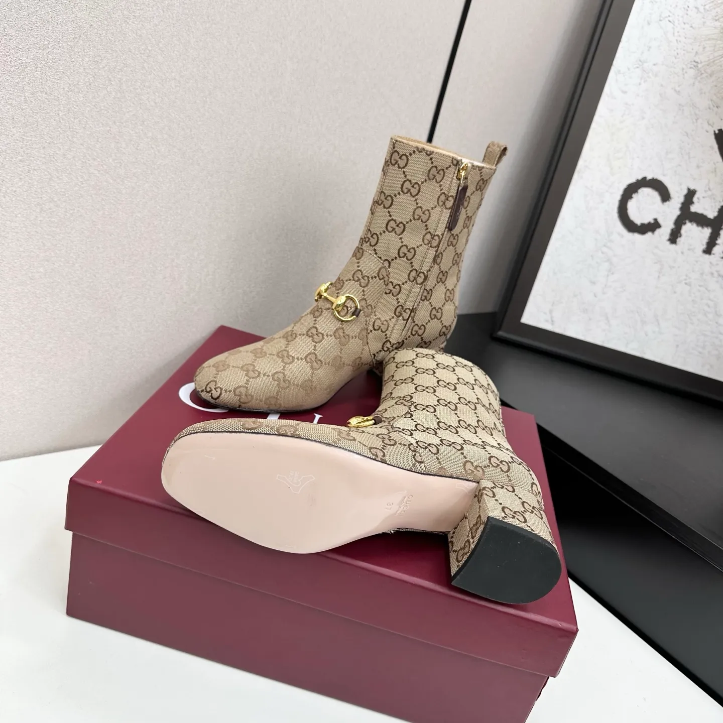 👟👟Ex-factory price 740👟👟 Gucci Gucci 2025G new autumn and winter classic horsebit thick heel short boots. The main series is finally available, and the products are worth looking forward to! Original classics create new designs ✨ Purchasing agent level! Full of high-end feel! A favorite among bloggers at home and abroad, it is retro and fashionable, easy to wear and looks great on your feet! Mainly recommended by the official website, new colors are constantly updated 🆕 ▪️Upper: original calfskin/cloth ▪️Inner lining: imported sheepskin ▪️Outsole: Italian leather outsole ▪️Heel height: 3.5cm ▪️Shoe size: 35-39 (40.41.42 can be customized)